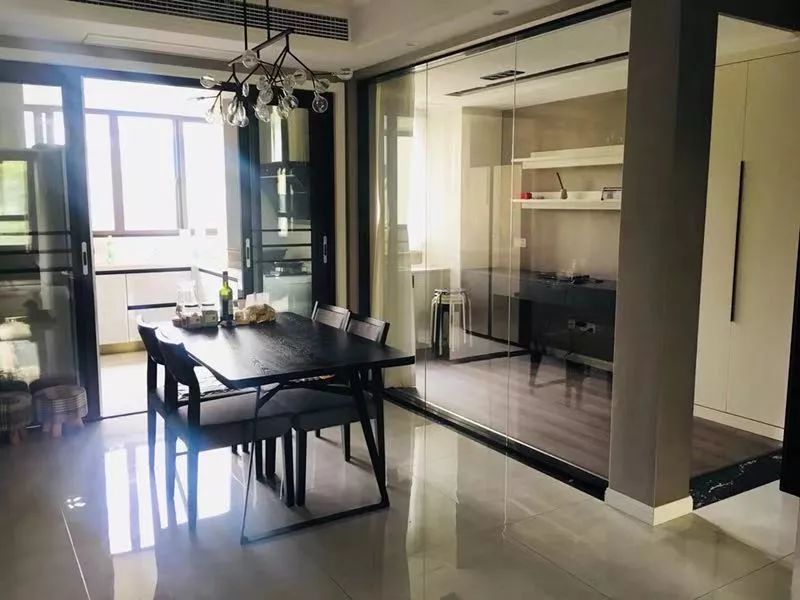 南京聚寶山莊137平米現(xiàn)代風(fēng)格裝修 年輕人的婚房可以這樣裝修08餐廳