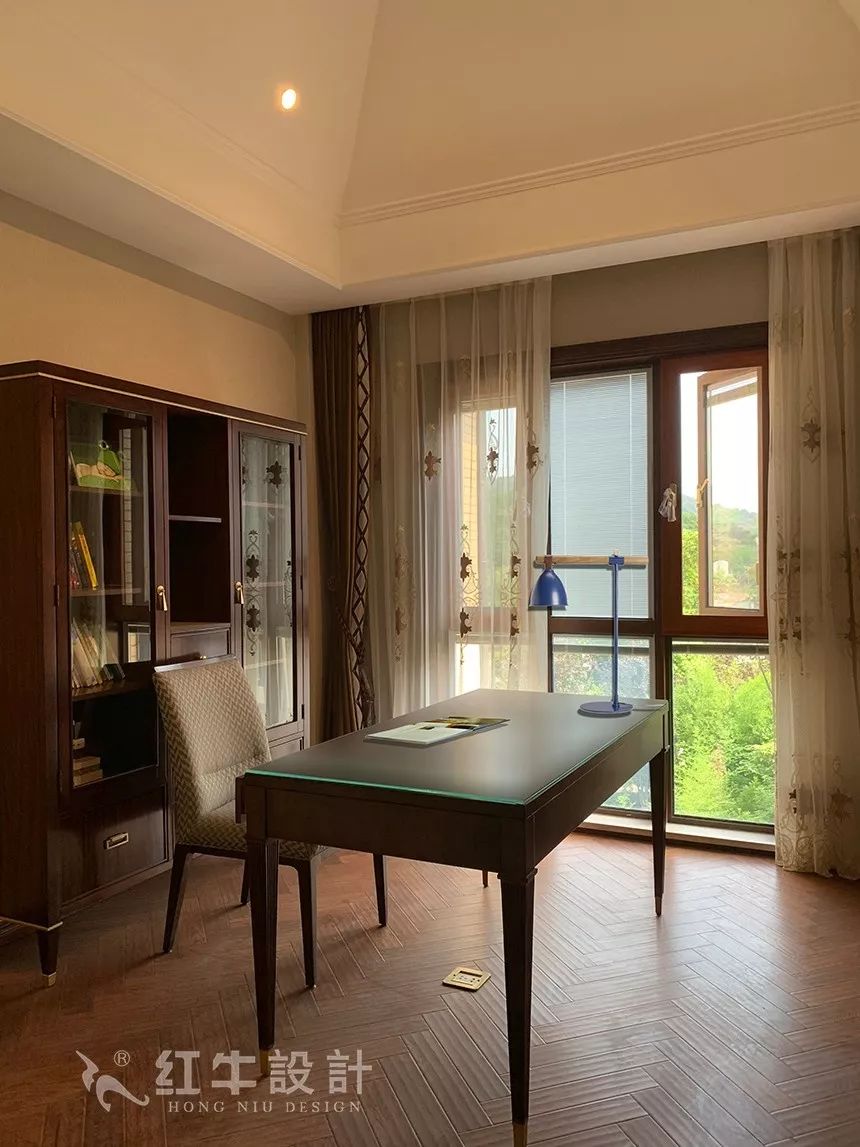 南京東墅山莊360㎡現(xiàn)代美式輕奢--設(shè)計(jì)師帶你欣賞完工別墅12書(shū)房效果