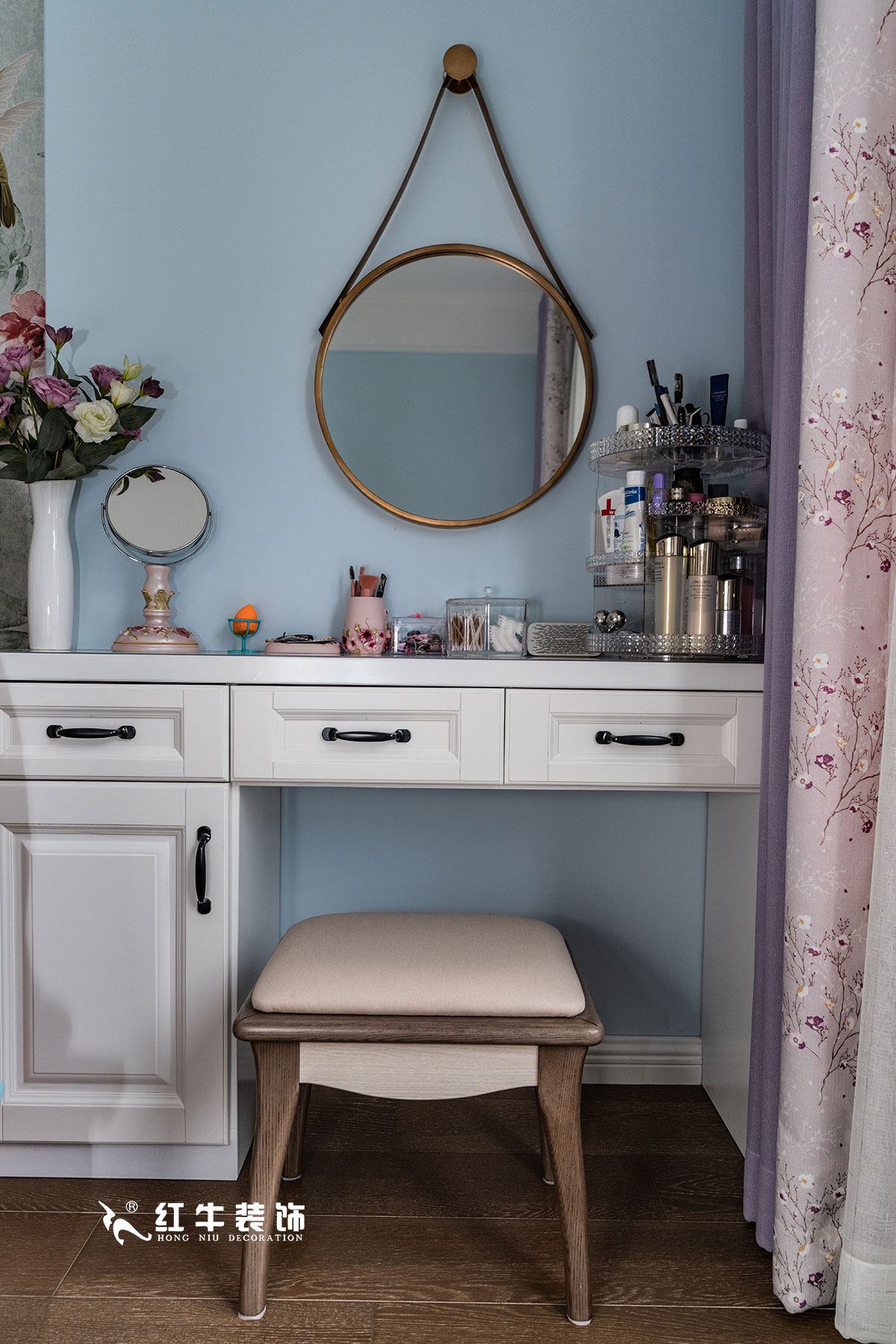 +logo_魏明花_華府國際-117㎡-簡美風(fēng)格（3室2廳2衛(wèi)，全包16萬）07主臥室梳妝臺_華府-29