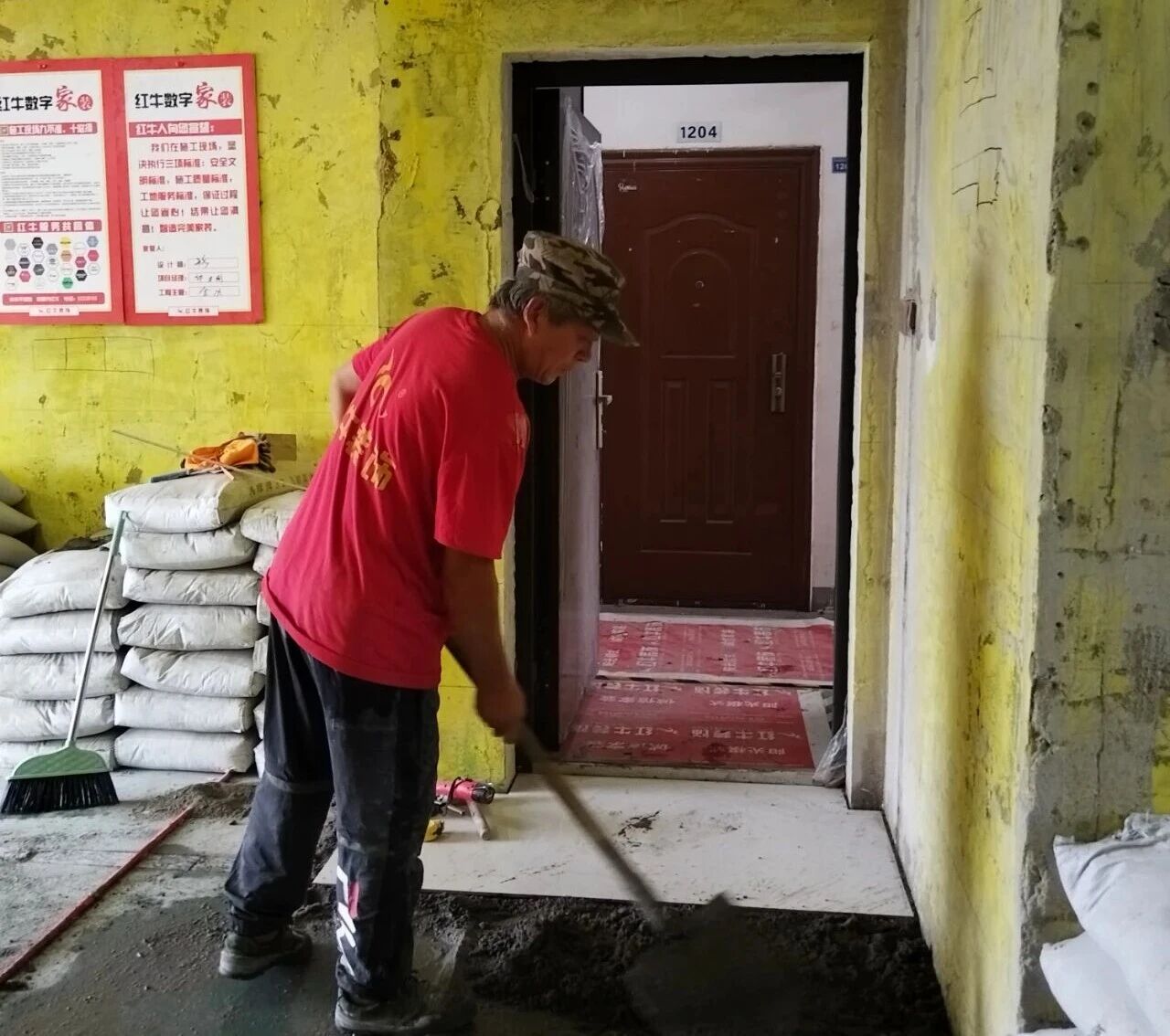 南京裝修公司紅牛裝飾工地突擊巡檢：一厘一毫堅(jiān)守品質(zhì)，一心一意守護(hù)新家！