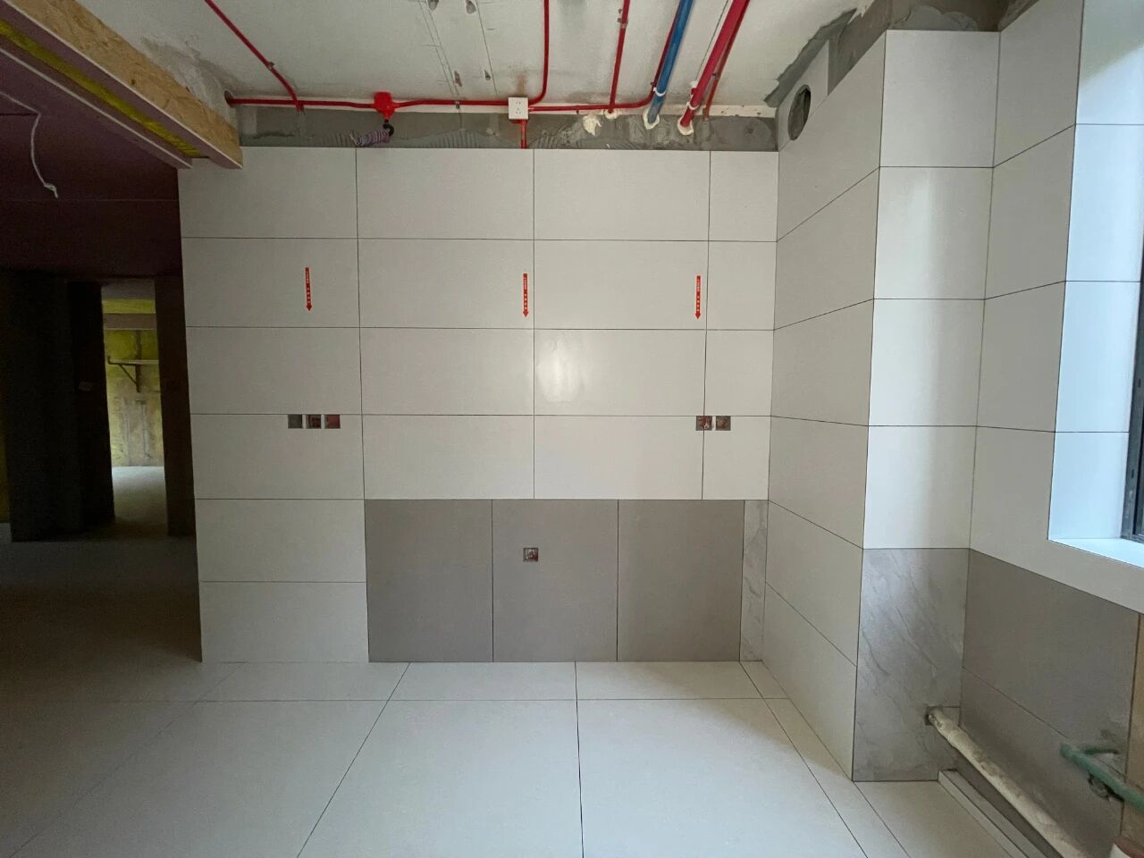 南京裝修公司紅牛裝飾工地突擊巡檢：一厘一毫堅(jiān)守品質(zhì)，一心一意守護(hù)新家！