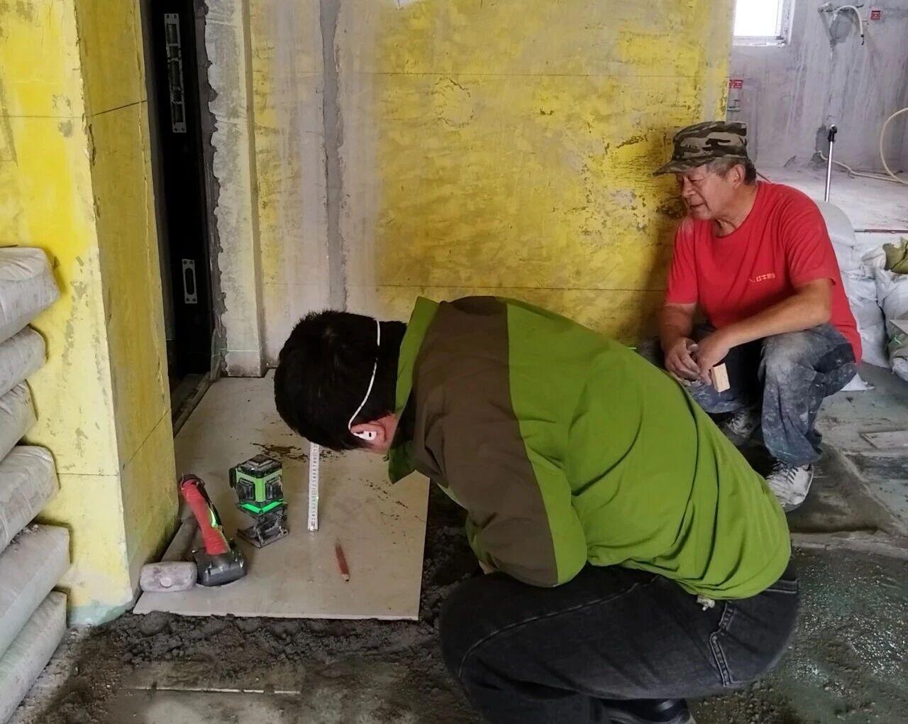 南京裝修公司紅牛裝飾工地突擊巡檢：一厘一毫堅(jiān)守品質(zhì)，一心一意守護(hù)新家！