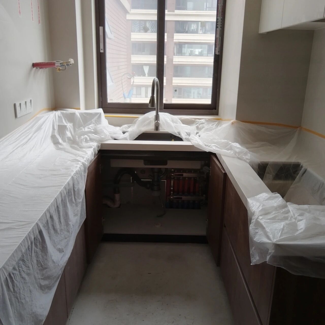 南京裝修公司紅牛裝飾工地突擊巡檢：一厘一毫堅(jiān)守品質(zhì)，一心一意守護(hù)新家！