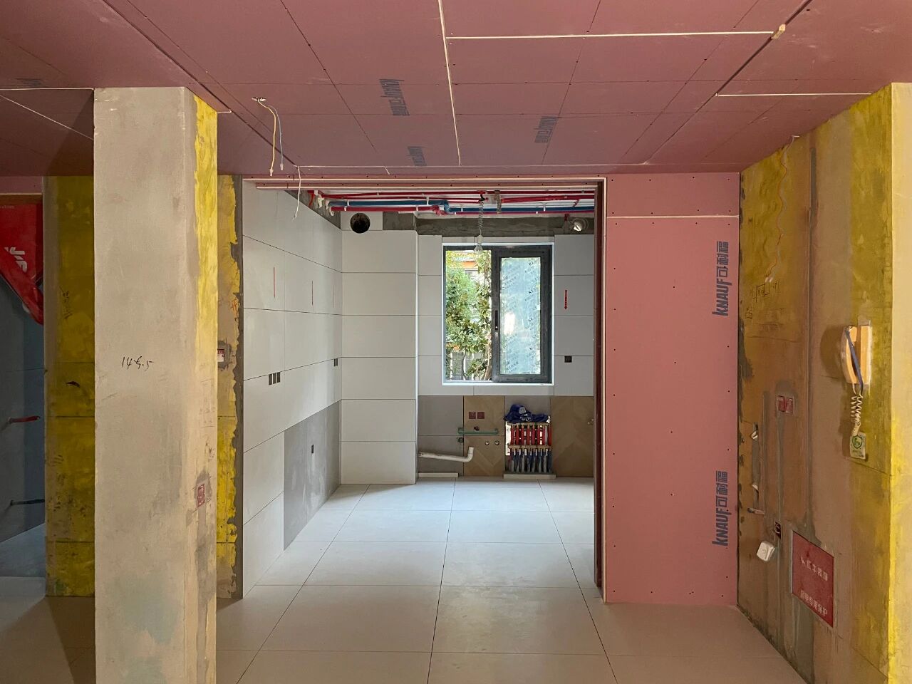 南京裝修公司紅牛裝飾工地突擊巡檢：一厘一毫堅(jiān)守品質(zhì)，一心一意守護(hù)新家！